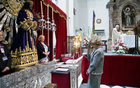 MADRID. La reina Sofía venera la imagen de Jesús de Medinaceli. Lo hace sin tocarla ni besarla para cumplir con las recomendaciones de las autoridades sanitarias.