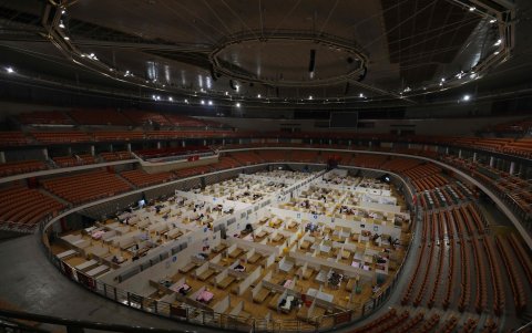 WUHAN. En países donde llegó el virus se suspenden eventos y hasta desarrollan partidos de fútbol con escenarios vacíos. En la ciudad epicentro de la neumonía, los estadios se vuelven hospitales.