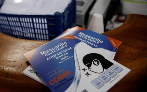 Una de las mascarillas reutilizables fabricadas por la empresa familiar chilena CoureTex, situada en la ciudad costera de Valparaíso.
