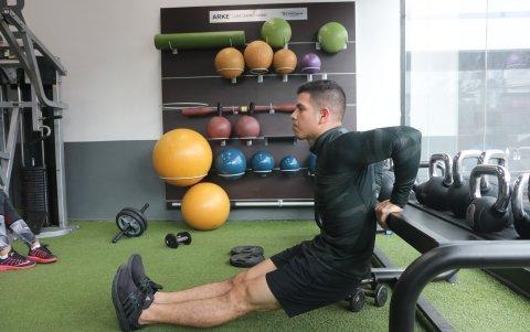 Con este ejercicio de tríceps desarrolla tu musculatura. Baja y sube su cuerpo y estira las extremidades superiores. 

Agencia (ag-extra)