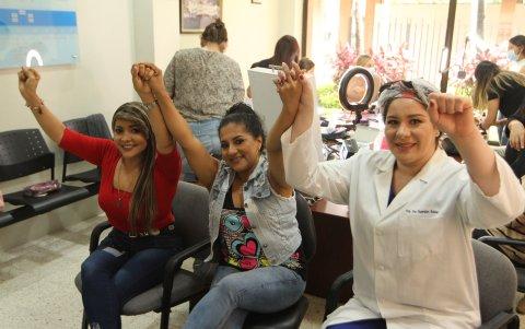 Soporte. Según los profesionales de la salud, este tipo de actividades pueden contribuir a mejorar el ánimo de las pacientes que pasan por tratamientos dolorosos.