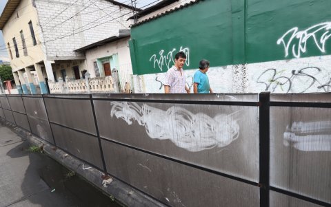 El hollín de los vehículo mancha las paredes de varias estructuras.