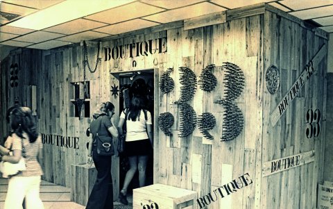 De Prati abrió sus puertas en 1940. En 1973 inauguró su vigésimo tercera boutique.