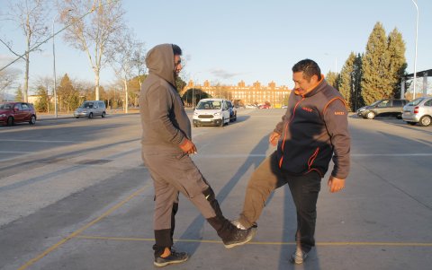 Broma. Saludo, entre risas, con los pies para no tocarse.