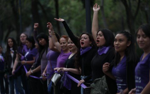 Decenas de mujeres participan en la formación de una cadena humana contra la violencia de género este sábado en Ciudad de México (México).