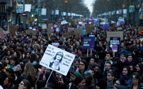 Participantes en la manifestación celebrada hoy en Barcelona convocadas por los colectivos feministas, bajo el lema de “Juntas y diversas por una vida digna”.