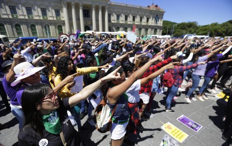 El alto a la violencia contra la mujer, la despenalización del aborto y la garantía de derechos sexuales y reproductivos fueron las demandas de cientos de salvadoreñas que este domingo se manifestaron en las principales calles de la capital de El Salvador.