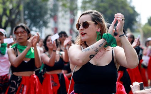 Diversos colectivos de mujeres se concentraron hoy en Jesús María, Frontis del Ministerio de Trabajo, para luego marchar con el lema “Trabajadoras sí, explotadas y violentadas no”, demandando igualdad de derechos y contra la violencia.