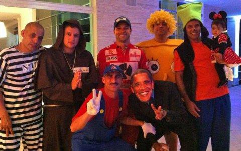 Diego Ribas (c) se disfrazó del recordado piloto brasileño, Ayrton Senna.