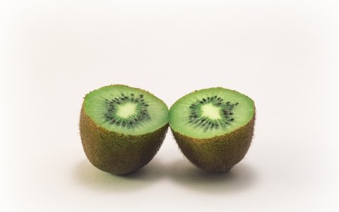 El kiwi te proporciona más vitamina C que la que te dará el limón.