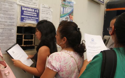 Durante la mañana y tarde los futuros médicos realizaban trámites para que se les asignen tutores.