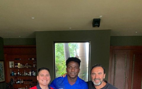 El delantero azul (c) junto al presidente del equipo millonario, Nassib Neme.