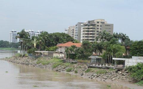 Hecho. Aunque no influye en el costo de la vivienda, los residentes sí se quejan del mal olor que se percibe en la zona.