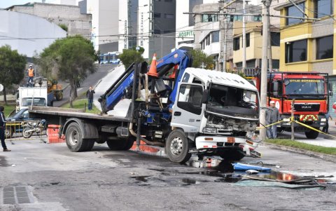Así quedó la plataforma luego de impactar contra el bus de transporte.