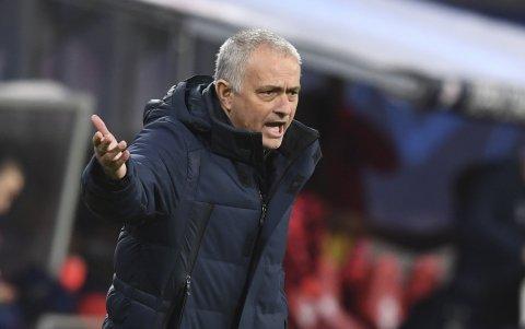 El técnico del Tottenham Jose Mourinho se mostró efusivo luego del mal resultado que firmaron sus dirigidos.