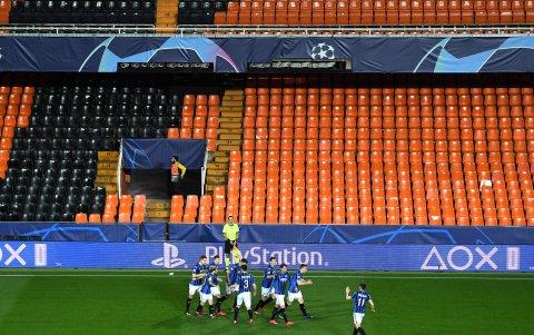 Los jugadores del Atalanta festejan un gol ante Valencia en medio de un marco vacío en Mestalla.