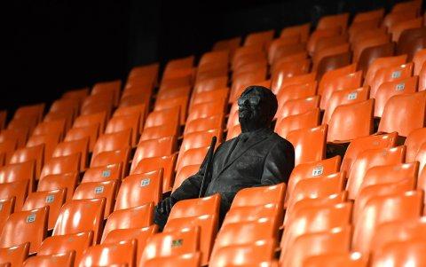 Una de las imágenes más llamativas de esta jornada fue ver el estadio vacío. Solo estuvo la estatua a un hincha histórico del Valencia.