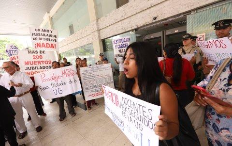 Los jubilados llevaron pancartas con mensajes relacionados a sus pedidos.