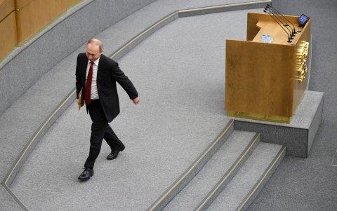 MOSCÚ. Vladímir Putin, al término de su discurso. Deja el parlamento en medio de un aplauso general.