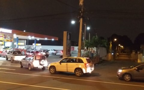 Estado. Así lucía una gasolinera en Guayaquil la noche de este martes.
