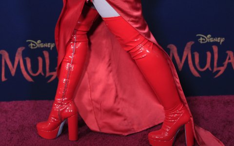 Botas de látex que usó Christina Aguilera en la alfombra roja de Mulán.