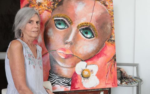 Joyce Rose junto uno de sus cuadros.




Agencia (ag-extra ag-expreso ag-quito)