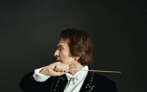 Su carrera profesional comienza en 1962, ganando en el Festival de Benidorm.