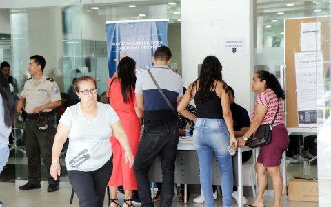 En las instalaciones de la Senescyt hay una mesa de información sobre el proceso de verificación de puntaje para postulación.