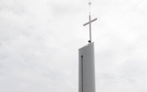El campanario, que se ilumina en las noches con ayuda de las luces tipo led que rodeen la obra, fue construido en 45 días. En su entorno, la directiva del comité ha colocado bancos y camineras.