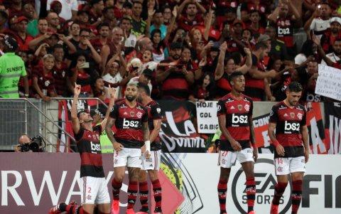 Gustavo Henrique (i) se pone de rodillos luego de marcar el primer gol del partido.