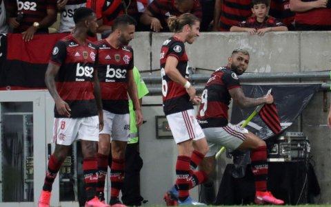 Gabigol (d) festeja con sus compañeros el segundo tanto, tras un penal.