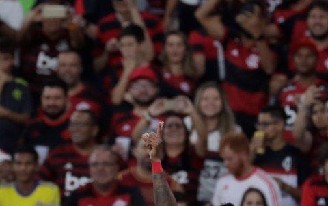 Bruno Henrique, una de las figuras de Flamengo, cierra la goleada con un cabezazo.