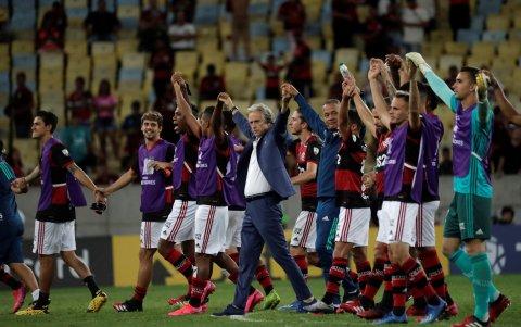 Los jugadores del club brasileño se dirigieron hacia sus hinchas tras la goleada.