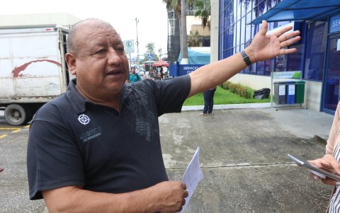 Afectado. Wilson Llerena llegó a la agencia principal de CNEL para exigir respuestas a su problema.