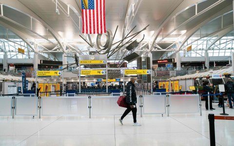 NUEVA YORK. El aeropuerto internacional John F. Kennedy International muestra poco movimiento en estos días. En tiempos normales, por ahí se movilizan 50.000 pasajeros internacionales al día.