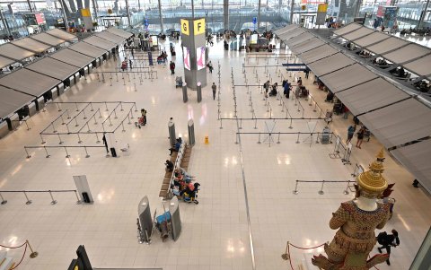 BANGKOK. Una vista general de cómo se muestra en estas horas la salida de pasajeros desde la terminal aérea Suvarnabhumi.