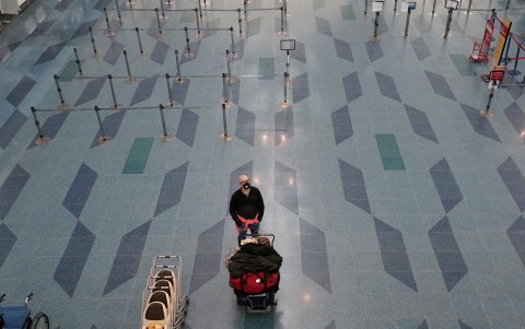TOKIO. Un hombre con máscara está solo en el mostrador de salida en el aeropuerto internacional de Haneda en la capital de Japón. Por ahí circulan 86,9 millones de pasajeros al año.