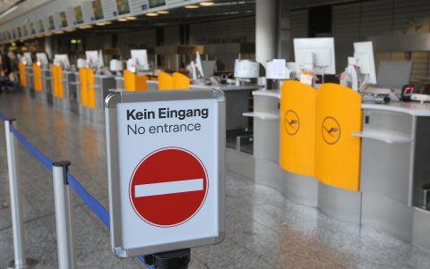 FRANKFURT. Los mostradores vacíos de la aerolínea alemana Lufthansa y el poco número de personas que aspiran viajar, es lo que evidencia el aeropuerto de ciudad alemana.