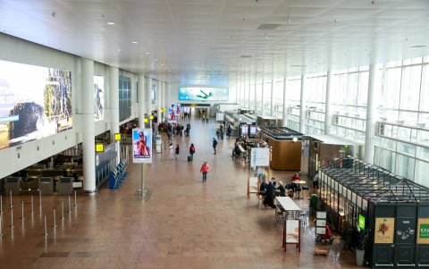 BRUSELAS. La terminal aérea de la capital belga muestra una ausencia significativa de pasajeros.