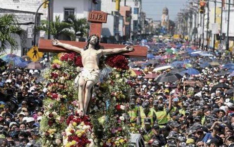 Anualmente, un promedio de medio millón de personas acuden a la procesión del Cristo del Consuelo, que se lleva a cabo en el suroeste de Guayaquil.