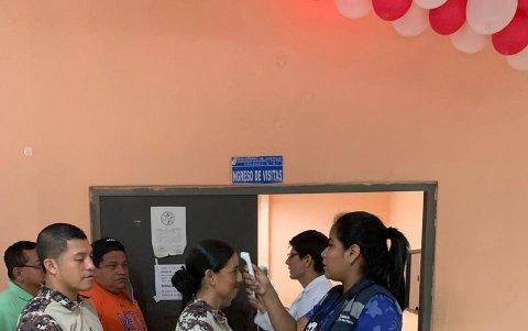 Parte de las medidas adoptadas es tomar la temperatura al personal que trabaja dentro de los CRS.