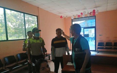 Otra de las medidas es el uso de mascarillas y guantes para quienes ingresan a los centros carcelarios.