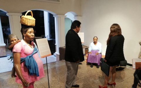 La artista Alice Trepp conservó cada detalle de sus costumbres. La muestra expresa el equilibrio de las mujeres afrochoteñas para cargar cosas sobre la cabeza.