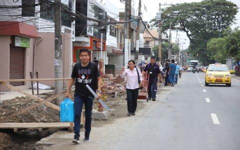 Las personas corren peligro al caminar en la calzada donde circulan los carros. Lo hacen porque no hay vereda.