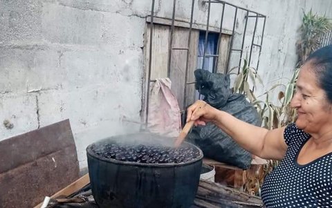 Al fuego. La cocción de la fruta puede demorar entre tres y cinco horas. Para un mejor sabor utilizan ollas de barro, o aluminio, con las que se concentra el sabor.