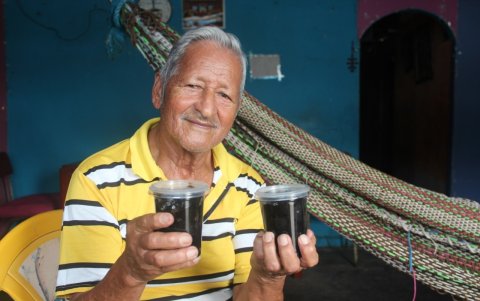 Comercio. Luis Tutivén se dedica a la venta de este producto, los comercializa en tarrinas o en vasos.