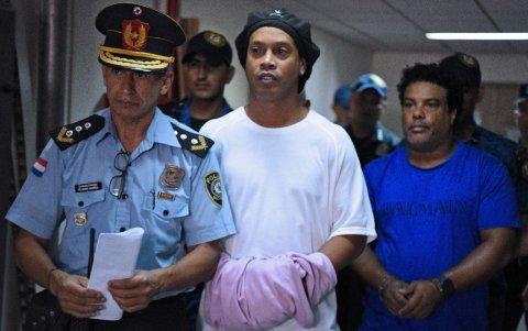 Ronaldinho junto a su hermano en el proceso de investigaciones.