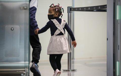 OPORTO. Una niña va camino a la calle, luego de su llegada a Portugal por medio del aeropuerto Francisco Sa Carneiro.