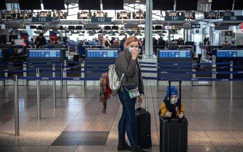 PRAGA. Una turista con su hija mientras están a la espera de un vuelo en el aeropuerto checo 'Vaclav Havel'.