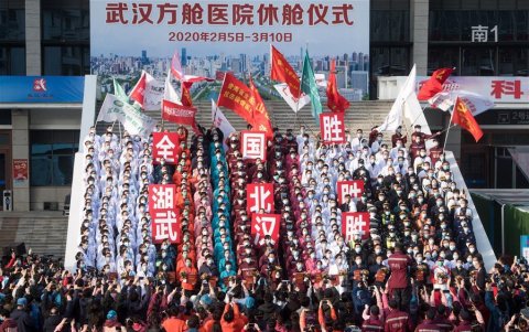 Manteniendo sus protecciones, los ciudadanos decidieron festejar la reducción de casos.